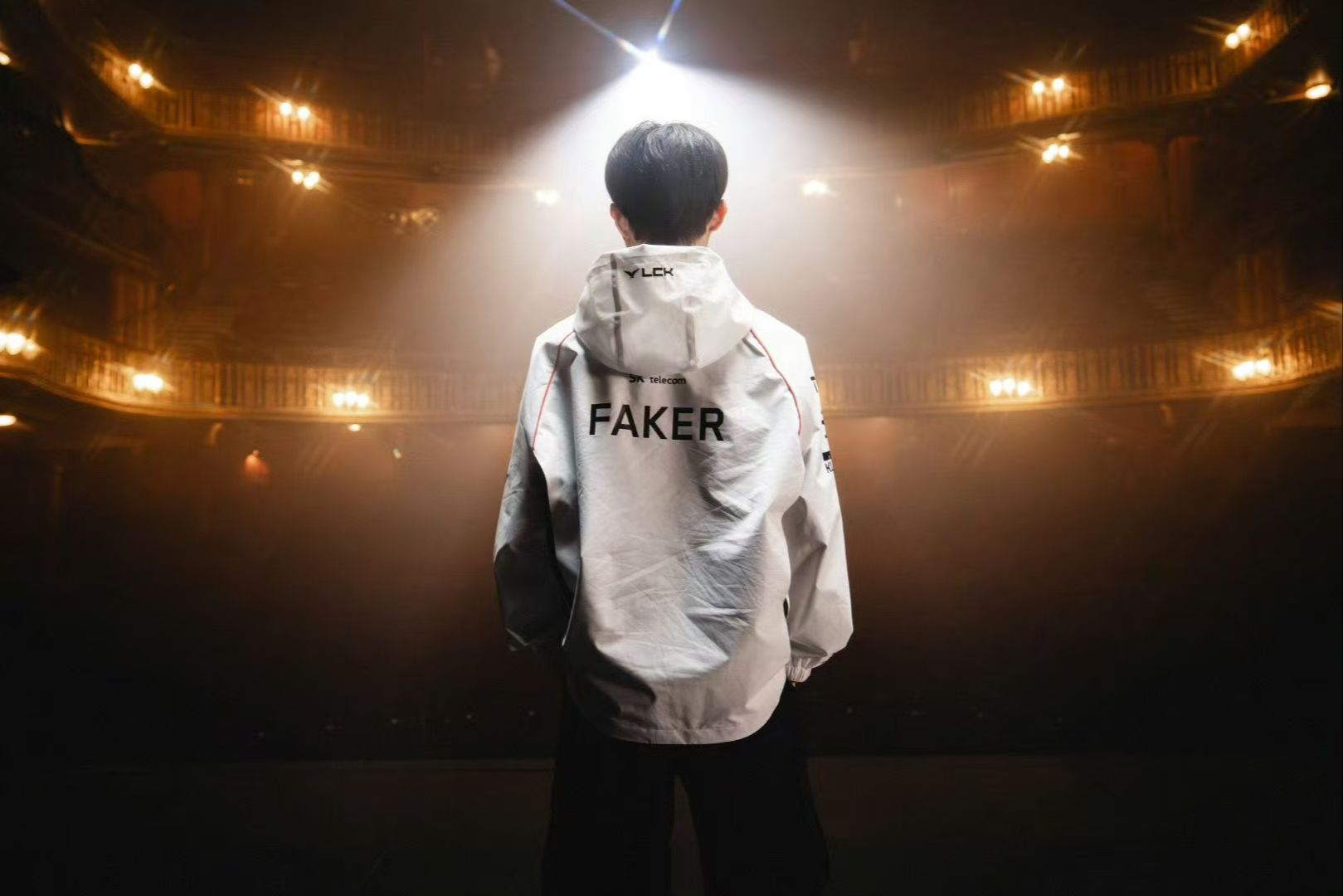 在今日OMG对阵OMG的比赛中，JackeyLove使用卢锡安达成了在LPL的第3000次助攻，是AD位第2位达成该成就的选手，恭喜JackeyLove！