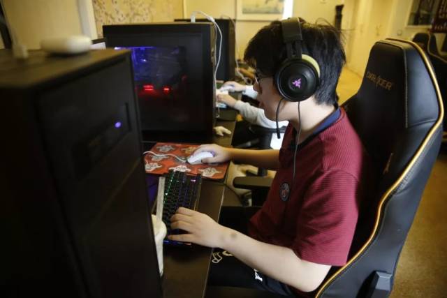 夏洛特的Qiyana与星火岩鸟配合得很好， Oh My God 操作完美，赢得了第一场比赛