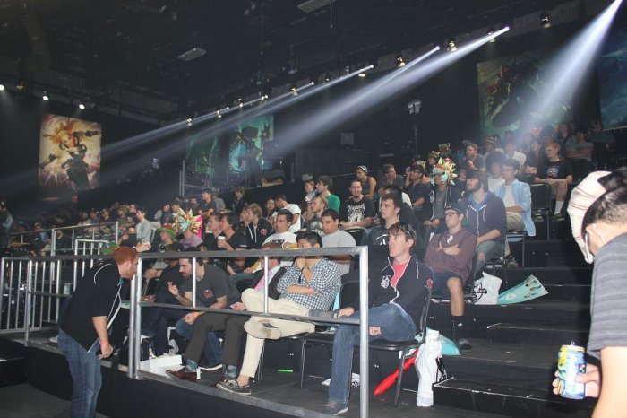 在今日对战RNG的第一局比赛中，在大龙团战敌方先手发难寒冰射出大招击中Beichuan